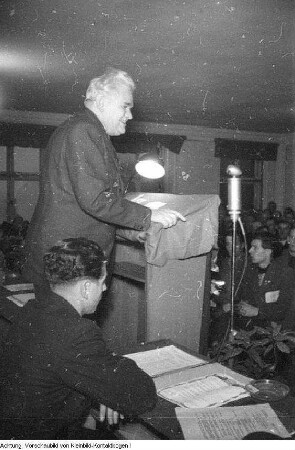 Dresden, Friedrichstadt. Bahnbetriebswerk Dresden-Friedrichstadt, feierliche Übergabe einer "Jugendlokomotive" an die Jugendbrigade "Max Seydewitz" durch den Ministerpräsidenten Max Seydewitz, 8. Oktober 1949
