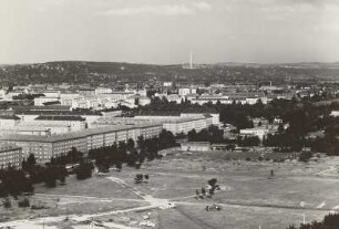 Dresden. Blick vom Rathausturm nach Osten zu den Neubauten an der Grunaer Straße, im Hintergrund der Fernsehturm in Wachwitz