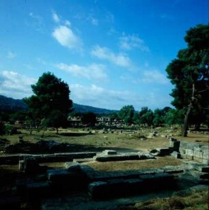 Olympia, Blick über die Altis zum Zeus-Tempel, vorn das Metroon, Tempel der Göttermutter Rhea