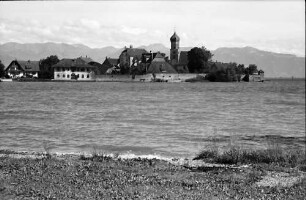 Wasserburg: Blick auf See, Halbinsel und Berge