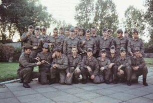 DDR. Gruppenbild von NVA-Angehörigen (vielleicht Rekruten)