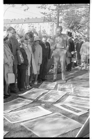 Kleinbildnegativ: Bildermarkt in der Kreuzbergstraße, 1963