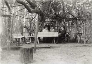 Ernst Blume und Frau Lene mit Familie Velten : Ernst Blume und seine Ehefrau Lene mit der Familie des Försters Velten, April 1919