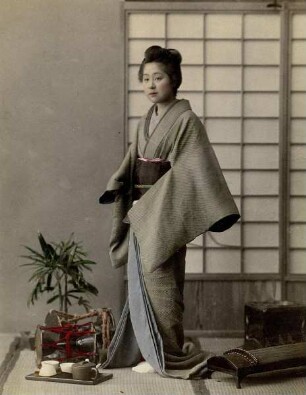 Porträt einer jungen Japanerin in traditioneller Tracht