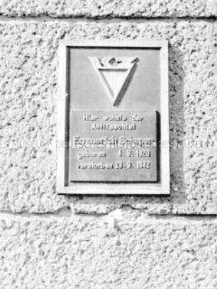 Gedenktafel für Emmerich Schaper an seinem ehemaligen Wohnhaus in der Andreasstraße 64 in Berlin (Ost)