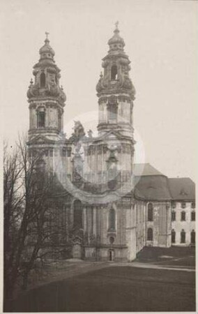 Doppelturmfassade der Klosterkirche in Grüssau von SW