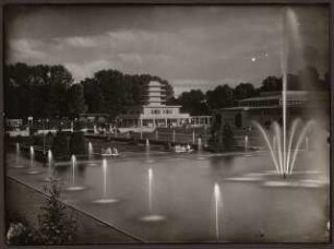 Fotoalbum: Deutsche Gartenbau- und Schlesische Gewerbe-Ausstellung (GUGALI), Liegnitz: Fontäne der Springbrunnen- und Wasseranlage vor Weinrestaurant, Rosenhof und Bergerhalle