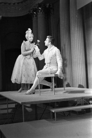 Szenenbilder aus "Leonce und Lena", Kammeroper von Kurt Schwaen nach dem Lustspiel von Georg Büchner. Staatsoper Berlin im Apollo-Saal, Uraufführung 15.10.1961