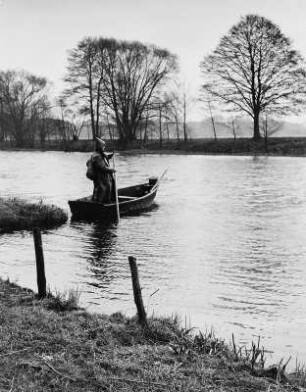 Spree-Havelland. Alte Spree bei Hangelsberg mit Angler