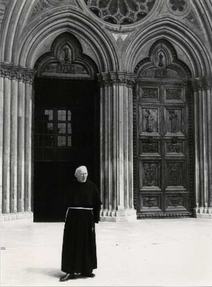 Pater vor der Doppelkirche in Assisi