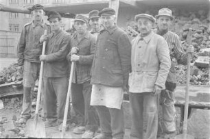 Räumen der Trümmer als Vorarbeit für den Neubau des Hauses der Sorben. Gruppenfoto auf der Baustelle des sorbischen Hauses. : Rumowanje rozwalinow za natwar Serbskeho domu. Skupinski wobraz na twarnišću serbskeho domu.