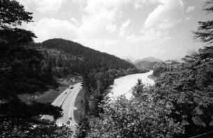 Füssen: Blick vom Hügel, mit Straße 17 und Lech
