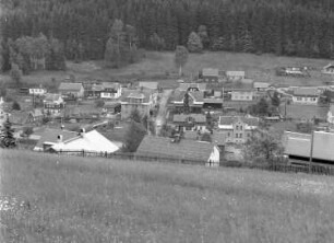 Klingenthal-Zwota. Ortsteilansicht. Blick von einem Hang
