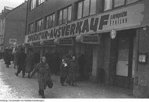 Konsumgenossenschaft, Inventur-Ausverkauf - Deutsches Rotes Kreuz (DRK) - Warenpräsentation, Zahnarzt u.a. mehr, 9154