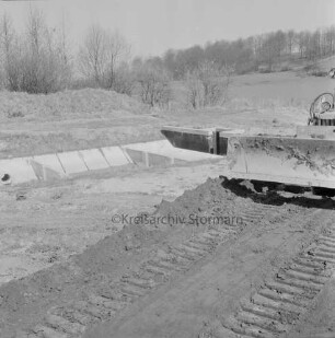 Klein Barnitz: Wasserwerk Klein Barnitz des Wasserbeschaffungsverbands Reinfeld-Land: Rohbau der Absetzbecken für eisenhaltiges Wasser: vorn rechts Baggerschaufel: hinten Wiesen und Bäume