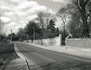 Radebeul. Waldstraße mit Toreinfahrt von Nummer 36. Blick nach Westen