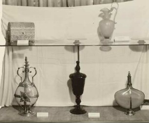 Vitrine 20: oben: Schmuckkästchen mit Silberfiligran, Kanne und Teller aus venezianischem Netzglas & unten: Hohe Flasche aus Opalglas & Deckelpokal aus Rubinglas & Bauchige Flasche aus Opalglas