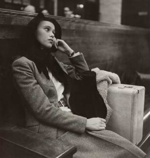 "falling asleep", Modeaufnahme, Modell Beth Wilson in der Wartehalle