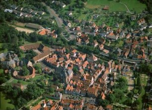 Büdingen. Stadtzentrum mit Schloß, Stadtkirche und Mühltorstraße. Luftbild-Schrägaufnahme von Nordwest