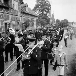 Hamfelde: Amtsfeuerwehrfest und 50-jähriges Jubiläum der Freiwilligen Feuerwehr Hamfelde: Einmarsch der Feuerwehren: im Vordergrund Feuerwehrkapelle: dahinter Gehöft von Harald Elfenkämper