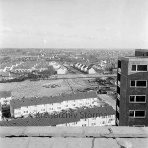 Ebereschenweg: Blick vom Dach eines Wohnhochhauses: rechts ein weitere Wohnhochhaus, links vorne Wohngebäude des Glashütter Damms, dahinter Wohngebäude des Holunderweges und des Ginsterringes: Blick nach Südosten