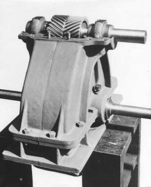 Zahnradgetriebe für das Fahrwerk eines Turmdrehkranes (Deutsche Werke) : Technikgeschichte | Maschinenbau | Maschinenelemente | Transmissionen, Getriebe