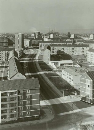 Dresden. Blick vom Wohnhochhaus Reitbahnstraße 19 (17 Stockwerke) nach Nordwesten in die Kurt-Schlosser-Straße