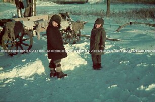 Jungen im Schnee