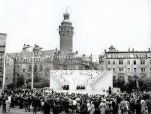Tribüne für Volkstanzaufführung auf dem Augustusplatz während des Fests der Freundschaft in Leipzig