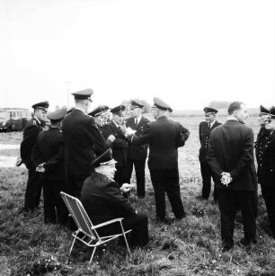 Pöhls: Weide: Amtsfeuerwehrfest des Amts Zarpen: vorn rechts Feuerwehrmann auf Stuhl: Besprechung der Wehrführer: hinten links Löschwagen