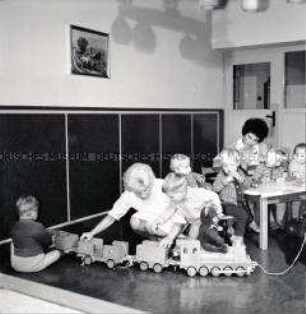 Im Kindergarten des VEB Leuna-Werke "Walter Ulbricht"