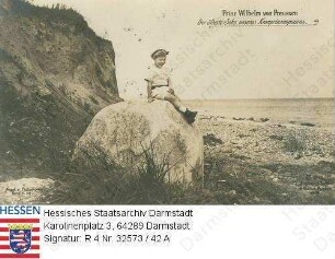 Wilhelm Kronprinz v. Preußen (1906-1940) / Porträt als Kind, auf großem Stein an Strand sitzend, Ganzfigur