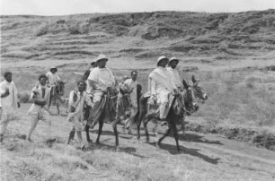 Amhara auf Reisen : Angehörige der Volksgruppe der Amhara auf einer Reise. Zum Teil auf Reittieren, zum Teil zu Fuß