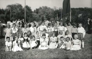Niederstriegis-Grunau. Gruppenaufnahme einer Schulklasse beim Schulfest