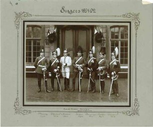 Offiziere (sieben Personen) vor dem Eingangsportal der Kriegsschule Engers, unter ihnen Eugen und Zwillingsbruder Karl Clausen, Major und späterer Rittmeister