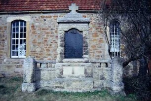 Kriegerdenkmal vor der Kirche