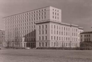 Dresden-Südvorstadt, Friedrich-List-Platz 1. Hochschule für Verkehrswesen "Friedrich List" (heute: HTW). Hauptgebäude (1954-1960, R. Paulick)