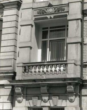 Dresden-Neustadt, Tieckstraße 21/Ecke Weintraubenstraße. Wohnhaus mit Restaurant (um 1890), Balkon (1. Obergeschoss)