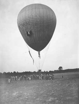 Der aluminierte Ballon Altenburg bei seiner Großmutterlandung nach seiner 7. Fahrt, nordöstlich von Sprottau