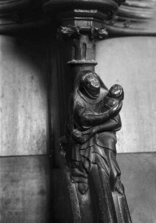 Chorgestühl N I 8/9: Amme mit Kind als Knauffigur