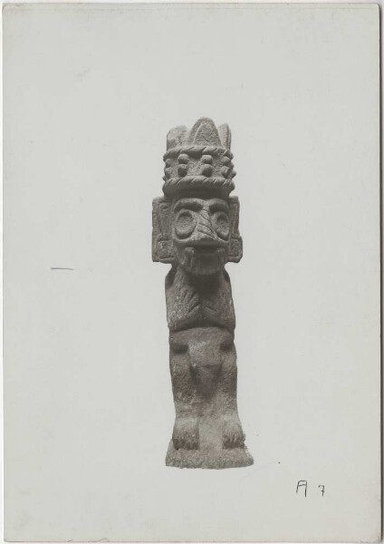 Figure caractéristique en pierre semi-accroupie (Tezontli) du dieu de la pluie Tlaloc avec coiffe de la Chalchiuhtlicue. Hauteur 52 cm.(Avec couronne dentelée)