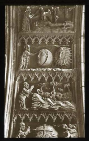 Kreuzkirche, Portal des südlichen Querschiffs, rechte Wand: Erschaffung von Mond und Erde