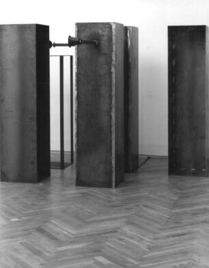 Ausstellung "Till Exit - Angst", Juni 1998. Dresden-Loschwitz, Leonhardi-Museum. Raumaufnahme mit Installation