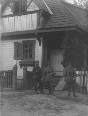 Rudolf Zimmermann in Uniform : Rudolf Zimmermann links und zwei Soldaten in Uniform vor einem Haus stehend.