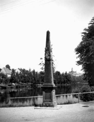 Kursächsische Postmeilensäule (Distanzsäule) : Geringswalde (Kreis Rochlitz). Kursächsische Postmeilensäule (Distanzsäule). Rochlitzer Porphyr, 1727