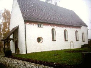 -Evangelische Kirche-Langhaus von Süden über Traufseite-Neubau 14 Jh auf Romanischem Kern (vermauertes Rundbogenportal erhalten)-Überarbeitet im 19 Jh