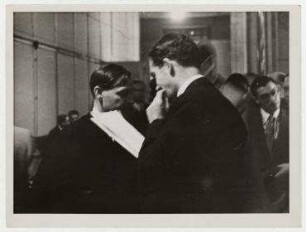 Anthony Eden und Oberst Józef Beck während eines Treffens im Völkerbund in Genf. links: Walters (britischer Untersekretär im Völkerbund), rechts: Oberst Józef Beck (verdeckt), mitte: Anthony Eden