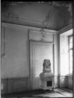 Karlsruhe Schloss Scheibenhardt (Jagdschloss bzw. Hofgut) - Detailaufnahme Ofen im Mittelsaal