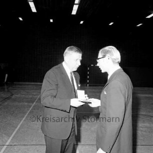 Kreissportverband Stormarn e.V.: Stormarnhalle: Sportschau: Hans-Joachim Berg ehrt Wolfgang Anklam als "Sportler des Jahres" 1969
