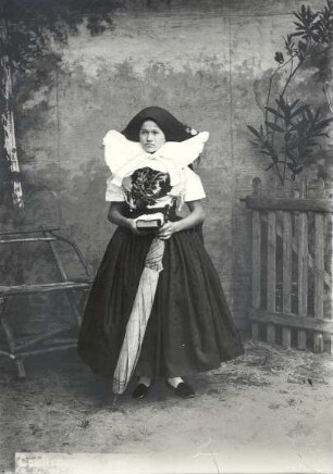 Konfirmandin aus Burg : Kleidung - niedersorbische Tracht. Ort: Bórkowy / Burg-Spreewald. Konfirmandin (zur Vorstellung/Prüfung, nicht zur Konfirmation)